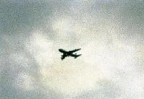 Foto tirada por civil da aeronave sem a calda